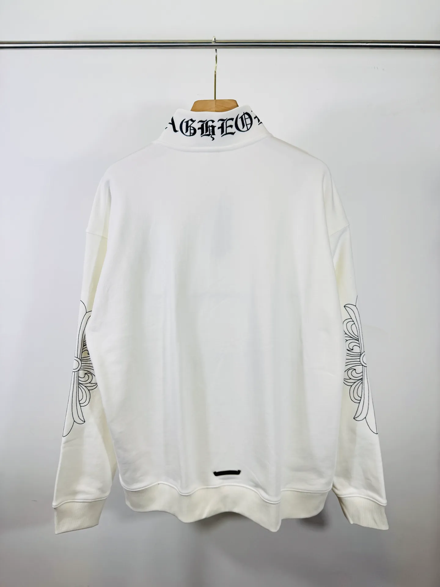 P290 top version, real shot without P, ​​different from market currency) 𝗖𝗵𝗿𝗼𝗺𝗲 𝗛𝗲𝗮𝗿𝘁𝘀/Cro Heart 2025 washed patch embroidery autumn and winter new original single counter American laser burnt 3D embroidery couple stand collar zipper casual sweatshirt 👑The highest version! Customized fabric 430g tripe terry fabric! American acid-washed and distressed original fabric laser burnt ✟appliqué embroidery and exquisite embroidery of letters! The best-selling model in the counter, very comfortable to wear. Accessories: original molded and authenticated collar label➕100% silk wash label. Genuine purchase-grade original hangtag➕matching hanging rope➕3D hanging beads➕original packaging bag. Craftsmanship: The original version has consistent wiring! The highest version of the armhole matching technique! Color: White Black Size: S M L XL Style Number: 25-379